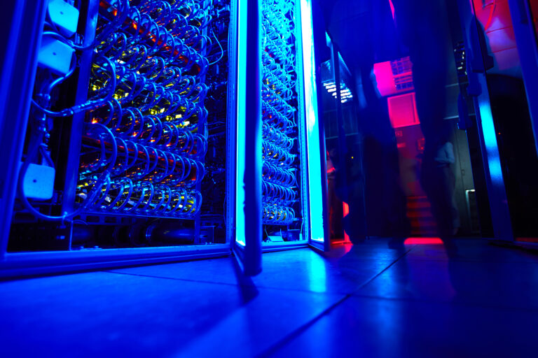Specjaliści zarządzający infrastrukturą Disaster Recovery w centrum danych zapewniającym ciągłość działania firm