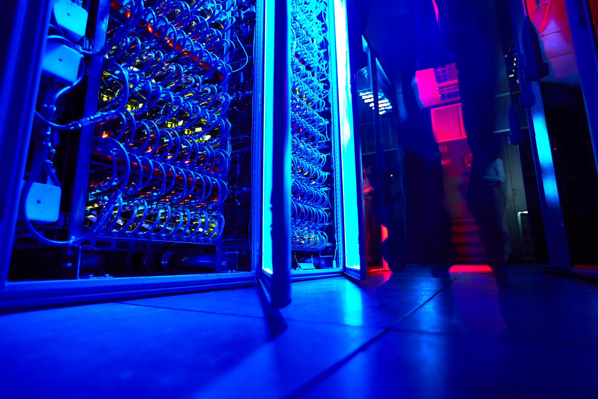Specjaliści zarządzający infrastrukturą Disaster Recovery w centrum danych zapewniającym ciągłość działania firm