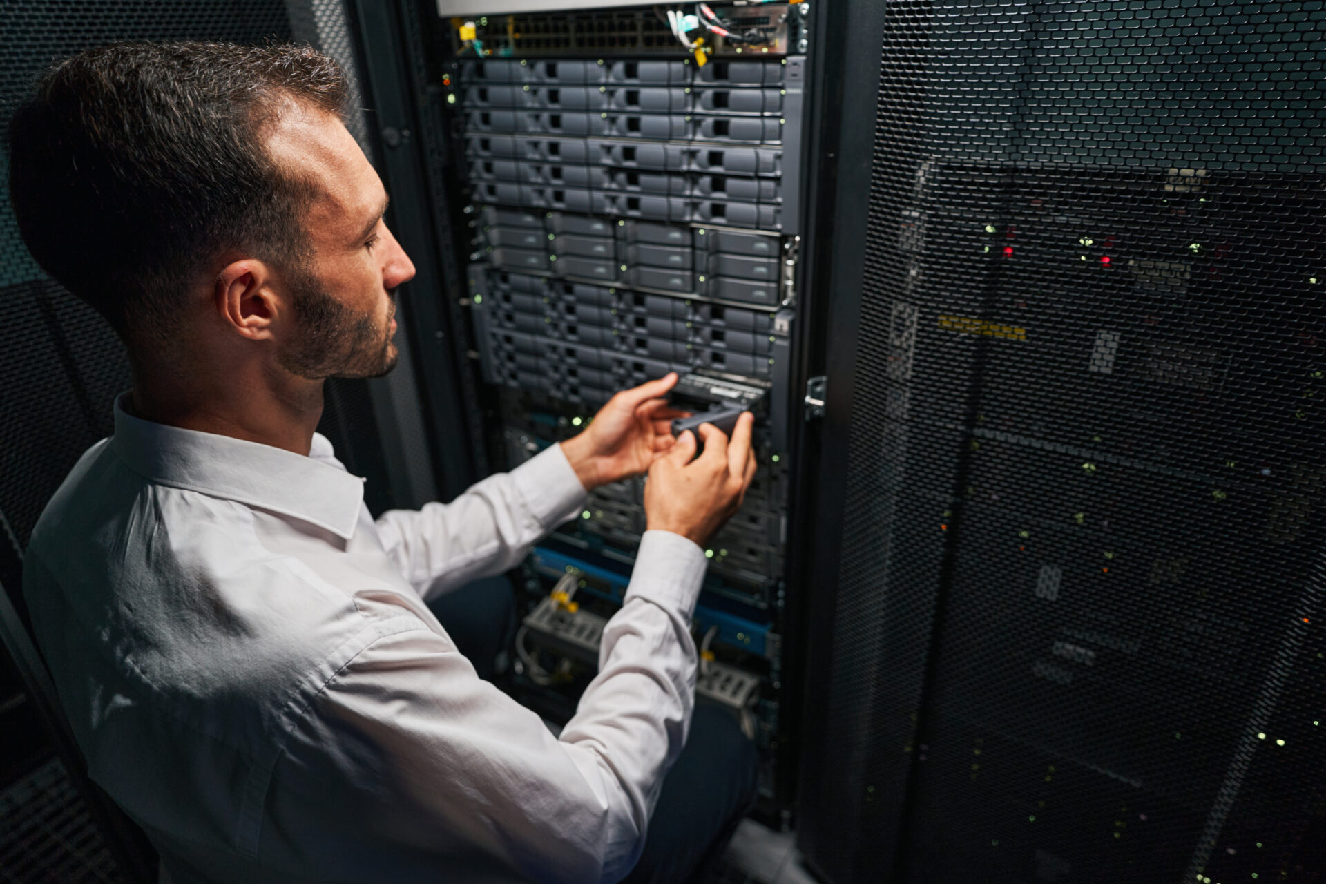 Administrator IT przygotowujący środowisko do test&oacute;w odtworzeniowych backupu i Disaster Recovery