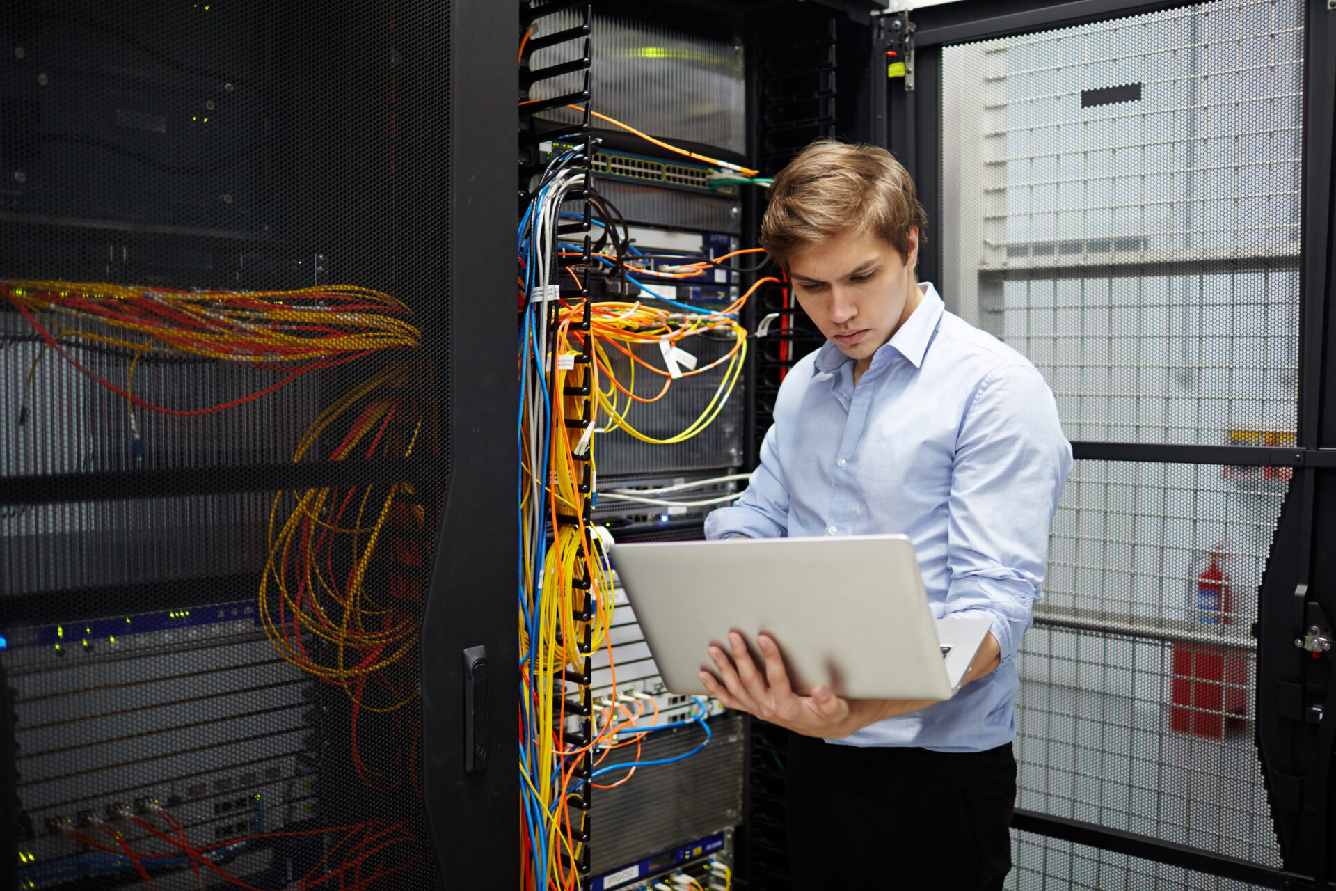 Administrator IT przeprowadzający test Disaster Recovery i weryfikację odzyskiwania system&oacute;w