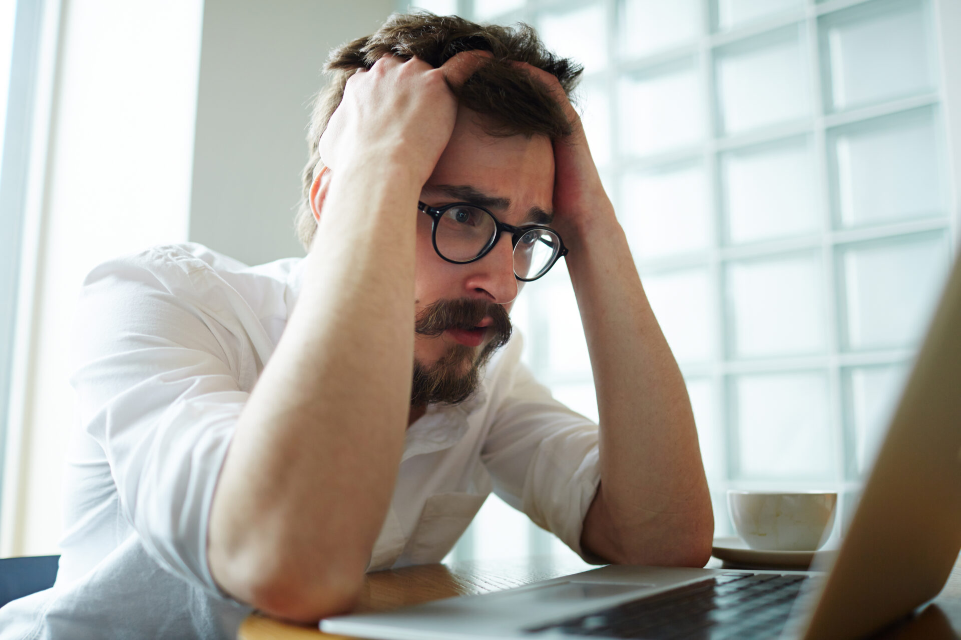 Administrator IT odkrywający problem z kopią zapasową podczas odzyskiwania danych po awarii