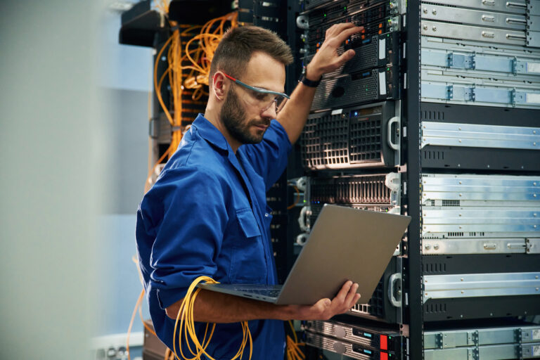 Administrator IT odtwarzający systemy po awarii w ramach procedury Disaster Recovery